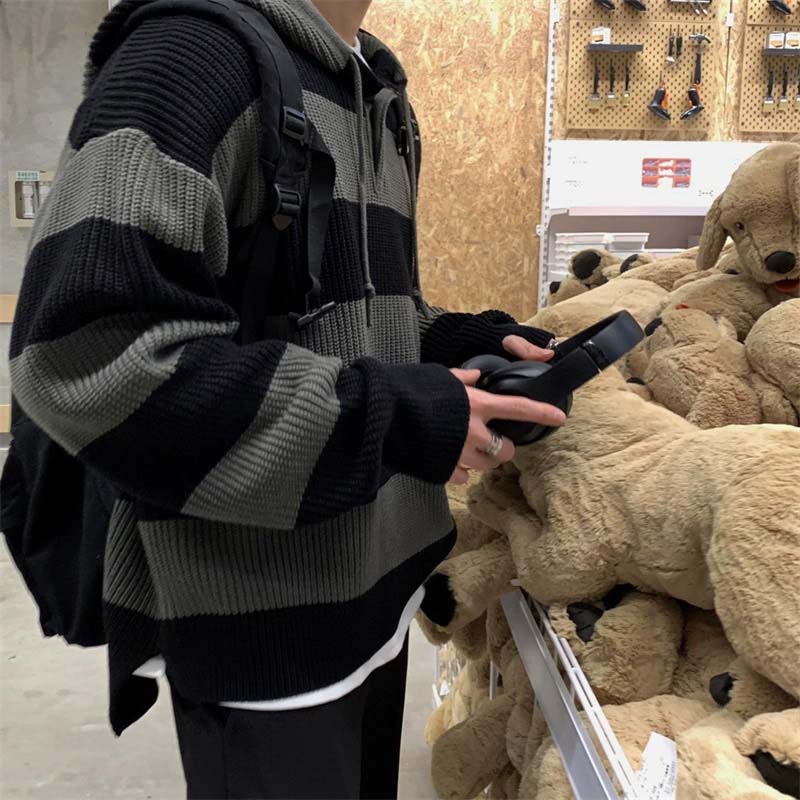 Чоловічий в'язаний светр з капюшоном у смужку