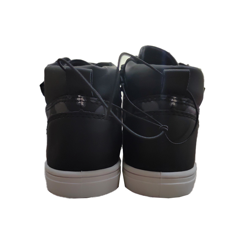 子供用黒ハイトップシューズ