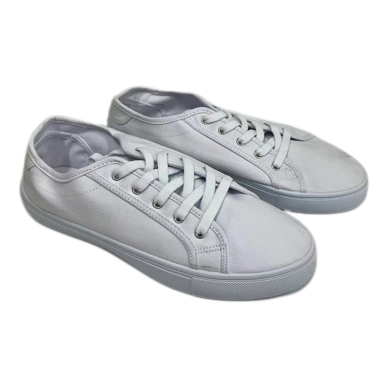 白いキャンバスシューズ