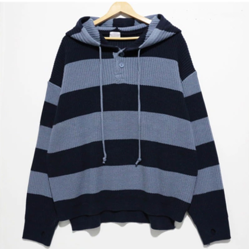 Чоловічий в'язаний светр з капюшоном у смужку