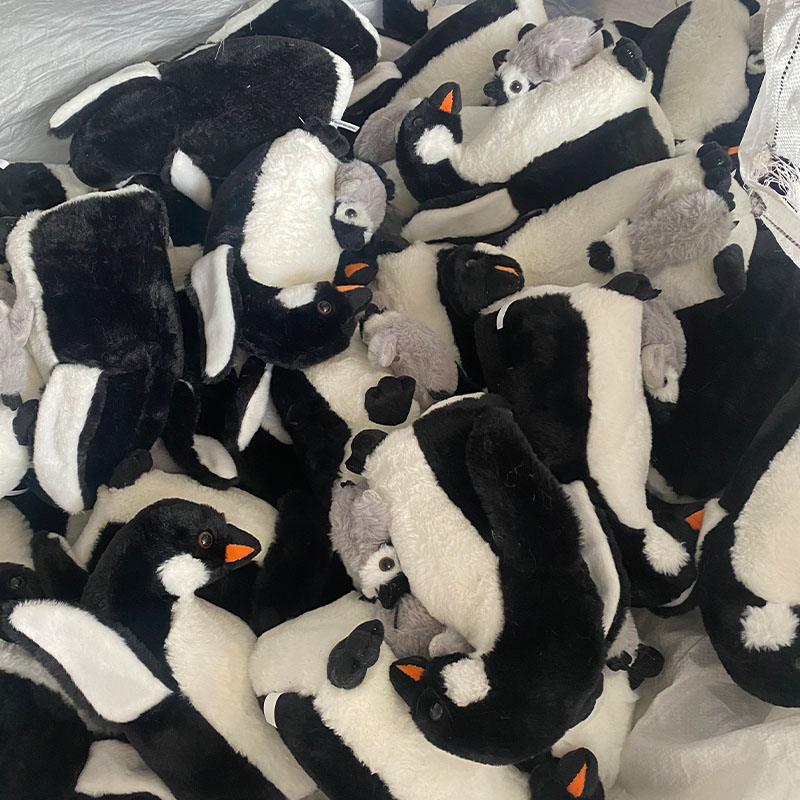 ペンギンのぬいぐるみ.jpg Penguin Plush Toy.jpg