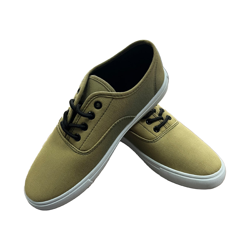 イエローイッシュブラウンのメンズキャンバスシューズ