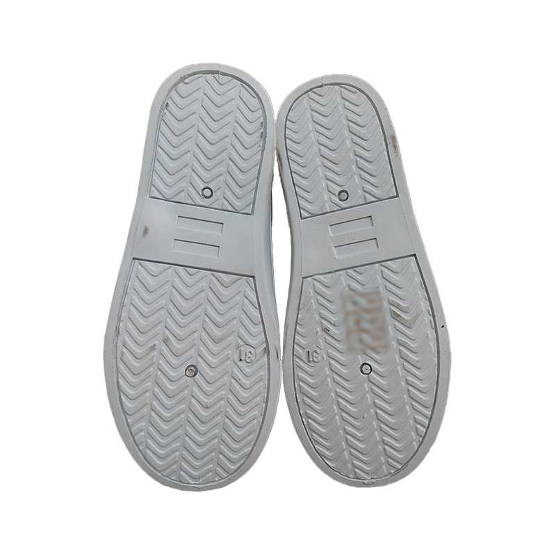 子供用黒ハイトップシューズ