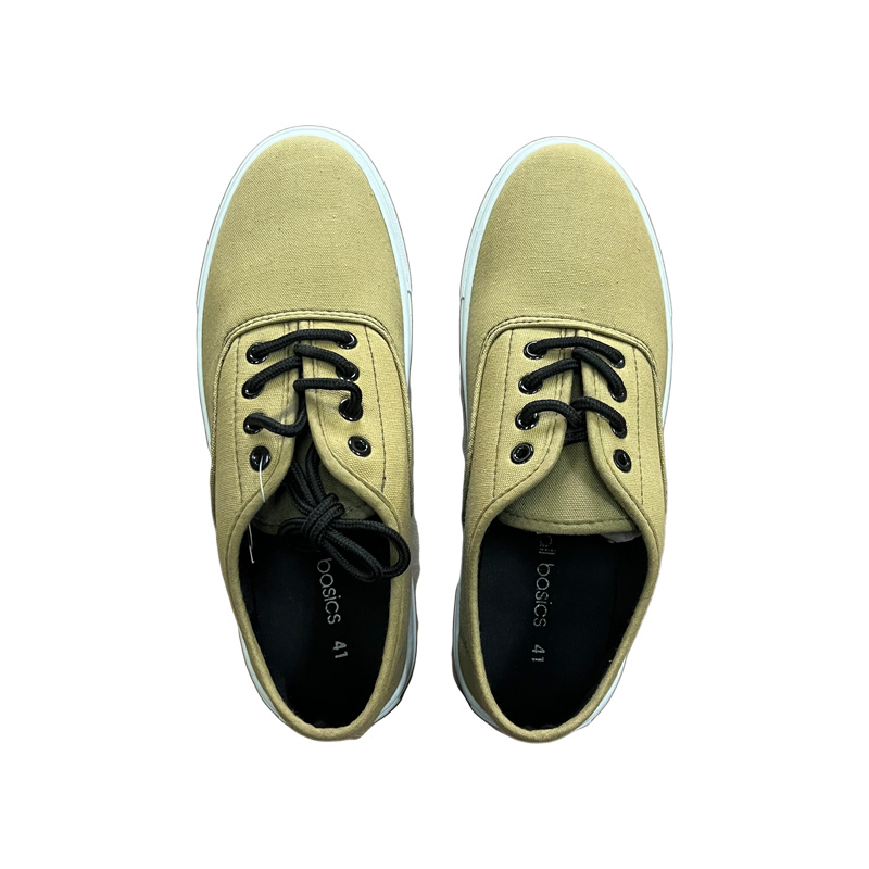 イエローイッシュブラウンのメンズキャンバスシューズ