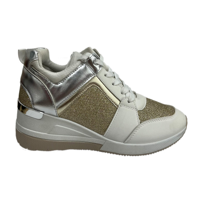 女性の身長を伸ばすスニーカー