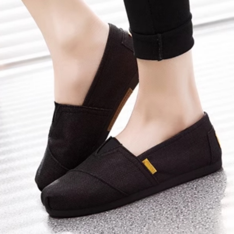 Зручне жіноче взуття. Повітропроникне парусинове взуття. Повсякденне взуття на низькому ходу