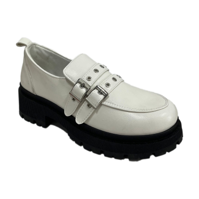 女性の白いローファーシューズ